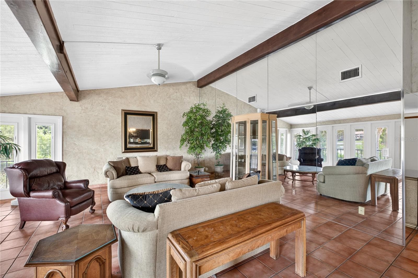 Living room with vaulted ceiling. - 200 MAITLAND AVE #128, ALTAMONTE SPRINGS
