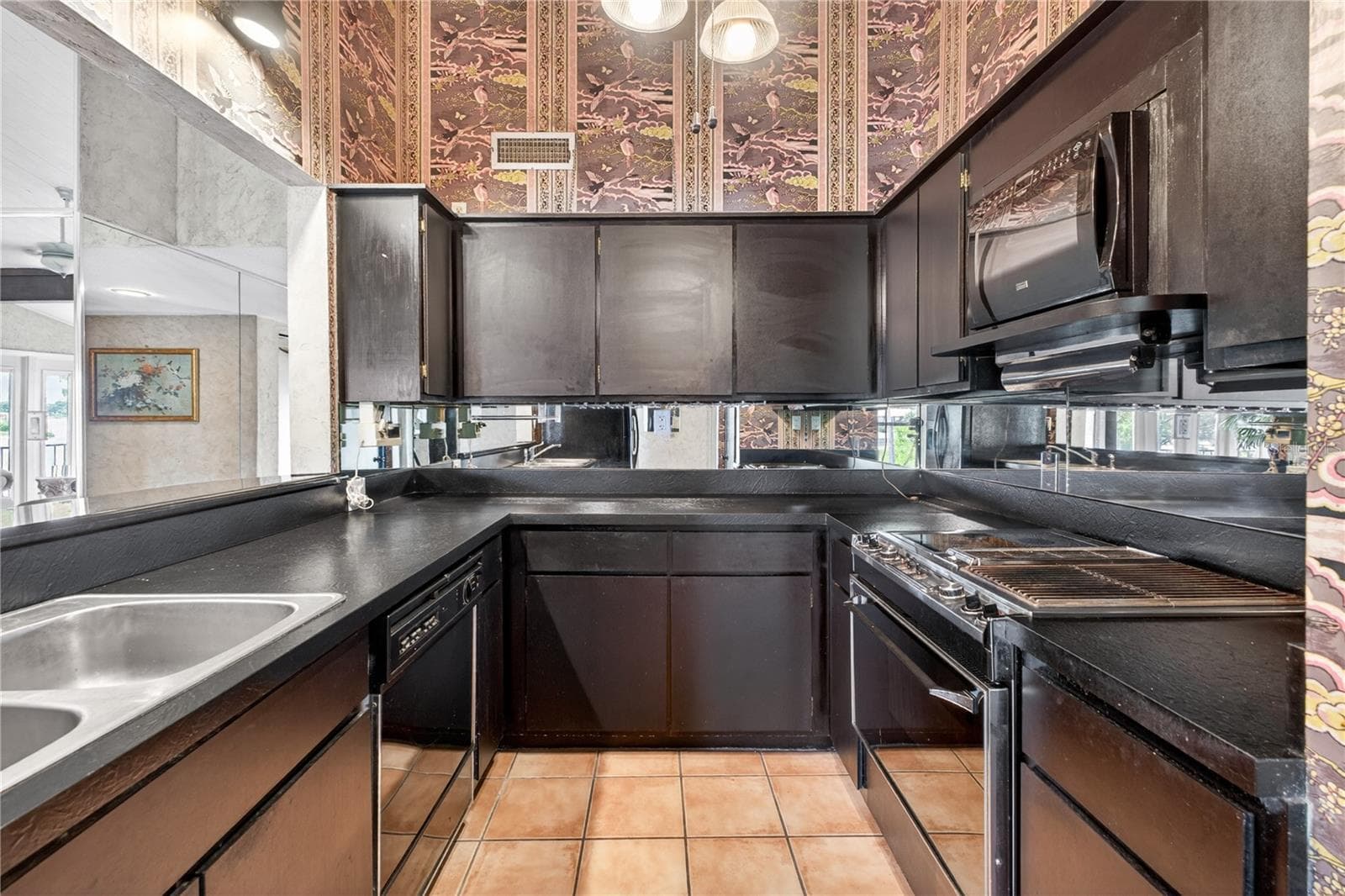 Kitchen with a breakfast bar and an abundance of counter space. - 200 MAITLAND AVE #128, ALTAMONTE SPRINGS