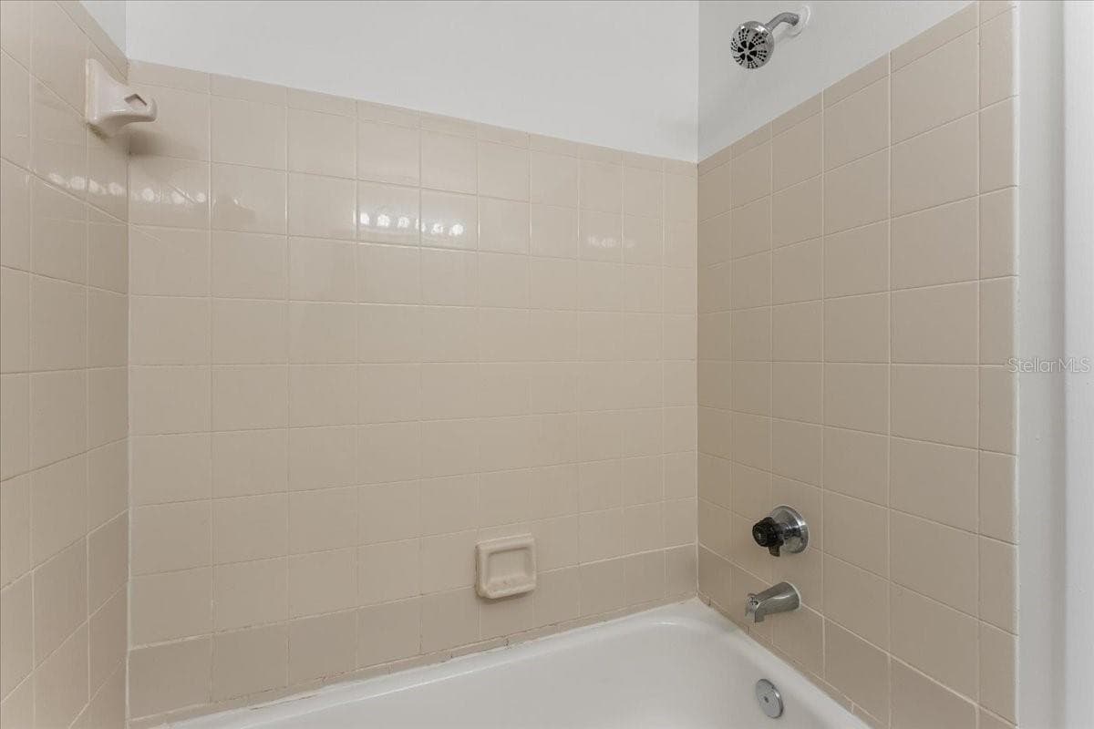 Guest bath - 3001 58TH AVE S #1106, ST PETERSBURG