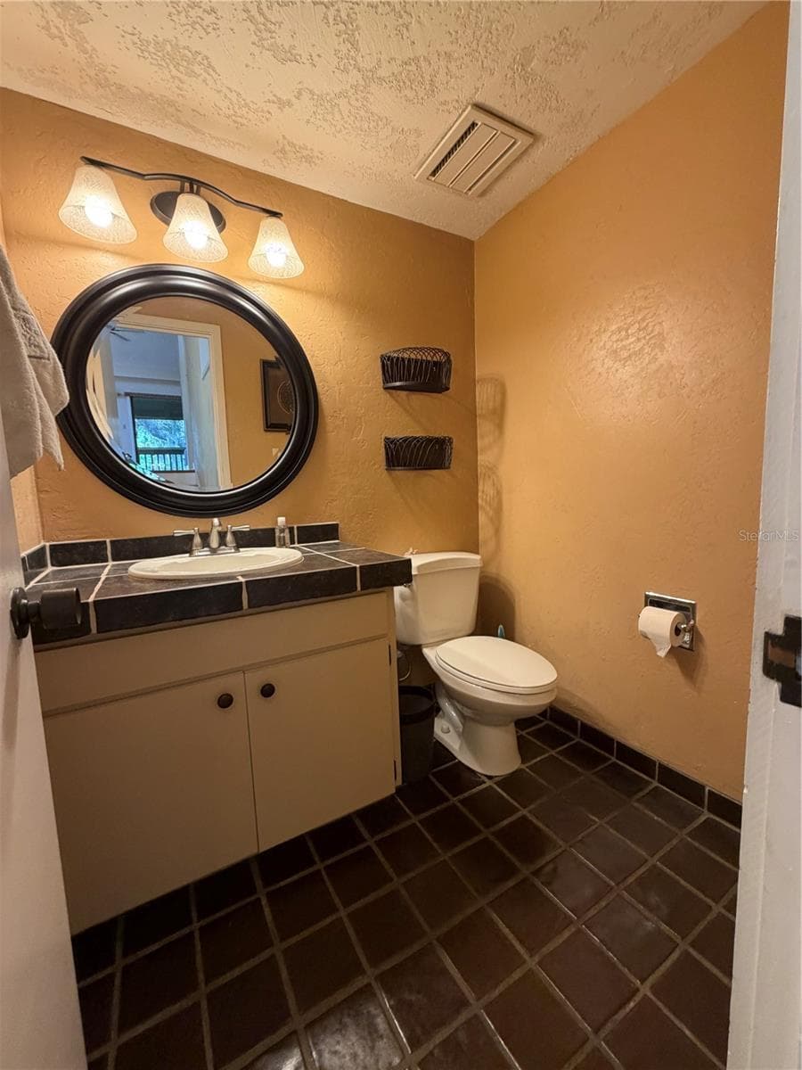 1/2 bathroom / entryway - 8 CANTERBURY DR, HAINES CITY