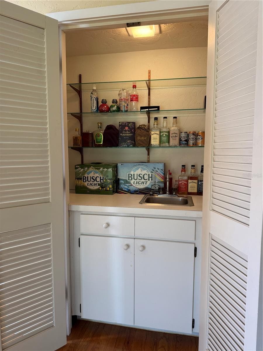wet bar - 8 CANTERBURY DR, HAINES CITY