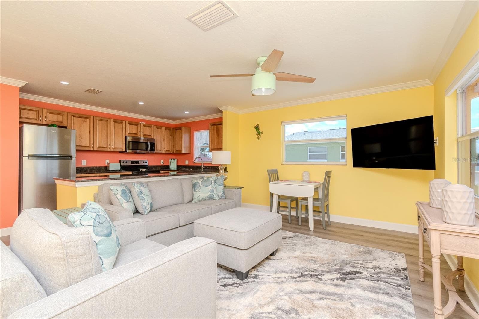 SPACIOUS LIVING ROOM/DINETTE AREA. - 5605 SHORE BLVD S #1B, GULFPORT