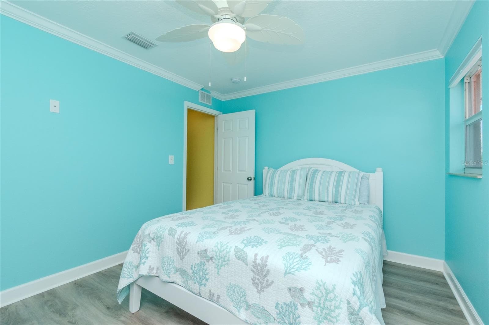 NICELY APPOINTED MASTER BEDROOM - 5605 SHORE BLVD S #1B, GULFPORT