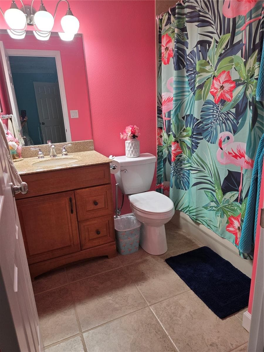 NICELY APPOINTED MASTER BATH - 5605 SHORE BLVD S #1B, GULFPORT