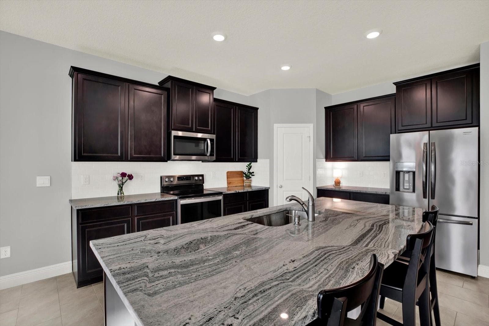 Gorgeous granite counters in kitchen and throughout the home - 32332 ROSEPINE BLVD, WESLEY CHAPEL