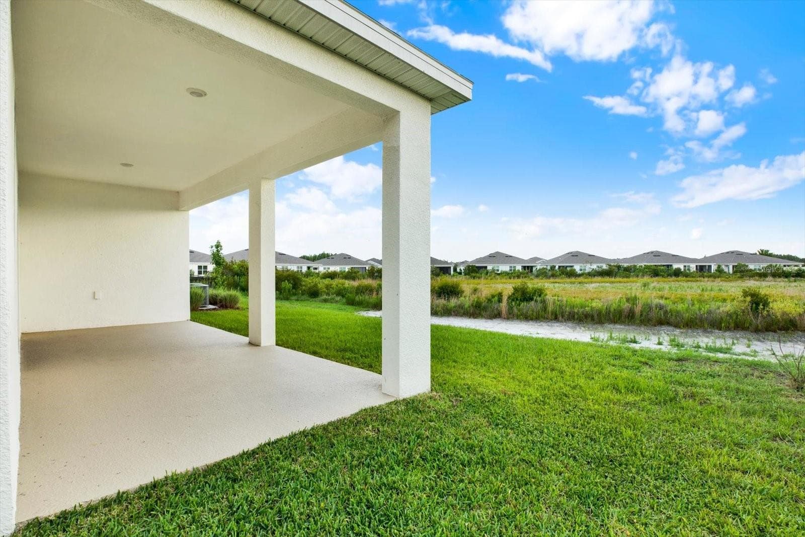 Lanai overlooks conservation and a pond - 32332 ROSEPINE BLVD, WESLEY CHAPEL