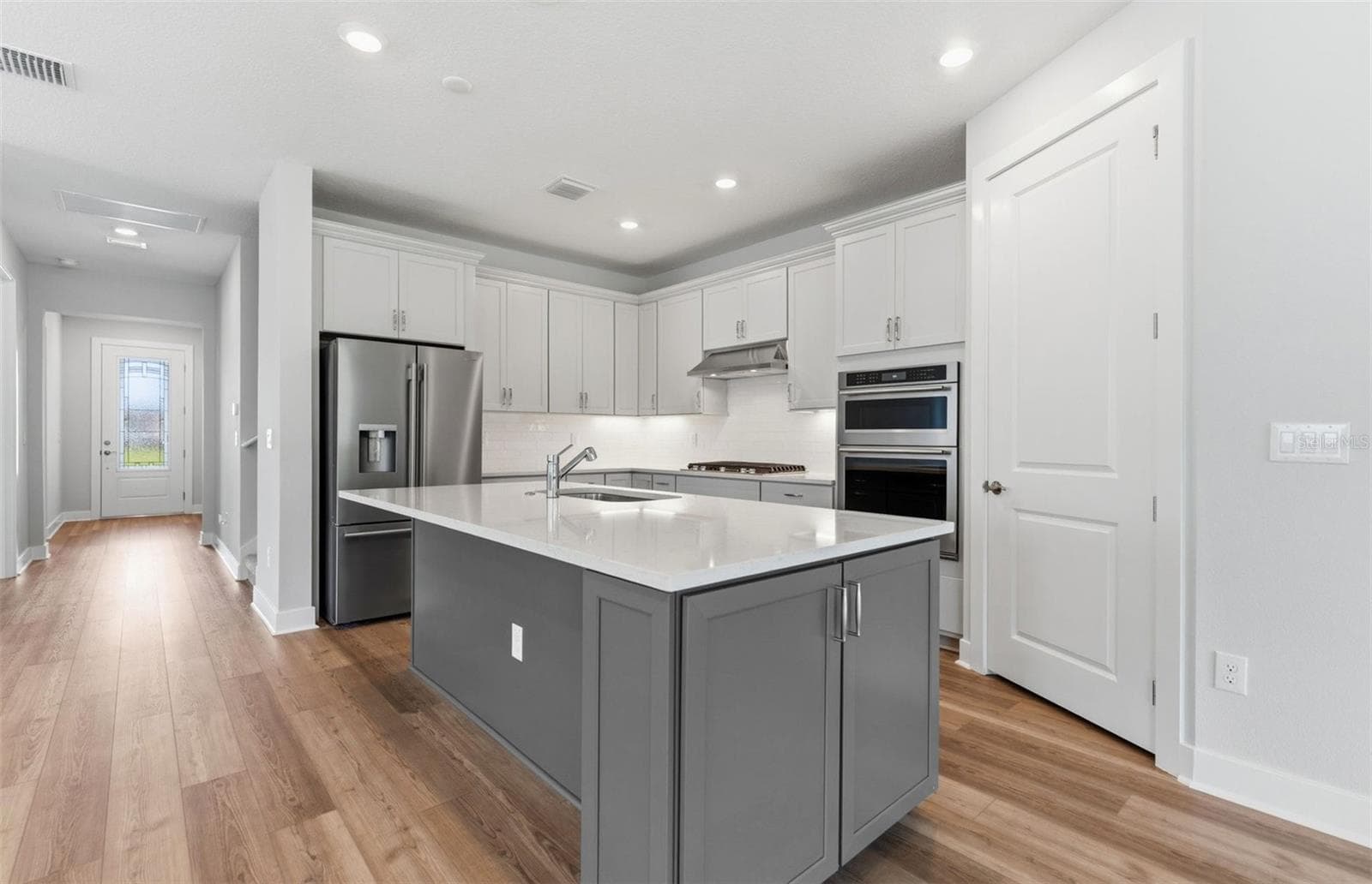 Stylish Built-in Kitchen w/KitchenAid Appliances - 13504 CANYON RIDGE RD, SPRING HILL