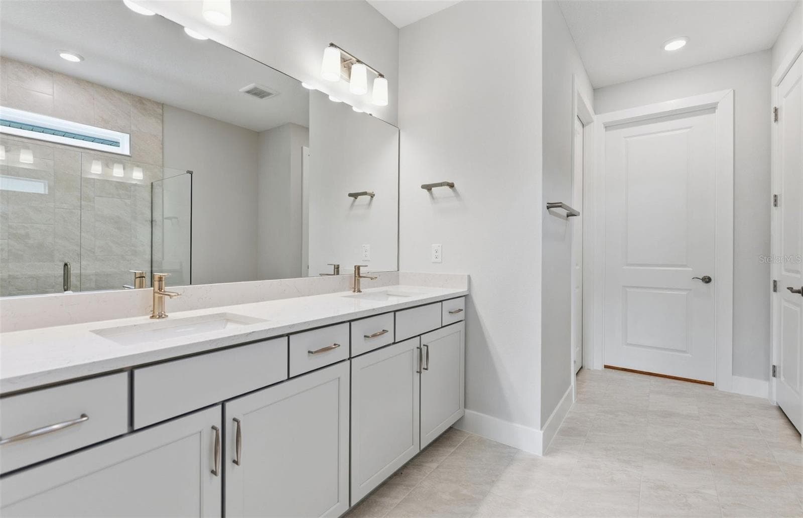 Owner's Bath w/Dual Sinks - 13504 CANYON RIDGE RD, SPRING HILL