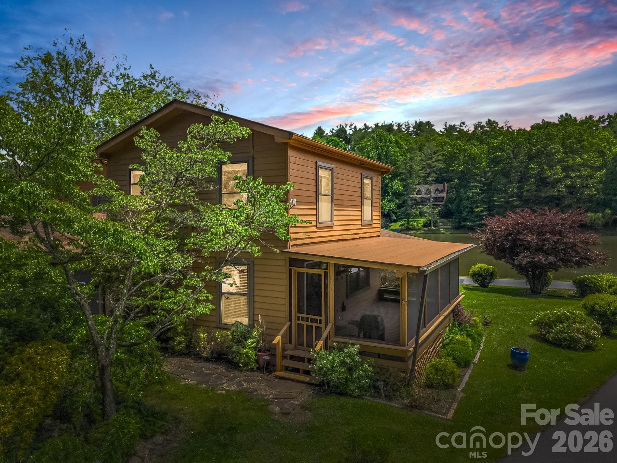 End unit townhome with a beautiful tranquil screened porch overlooking the community lake! - 117 Willow Way, Hendersonville