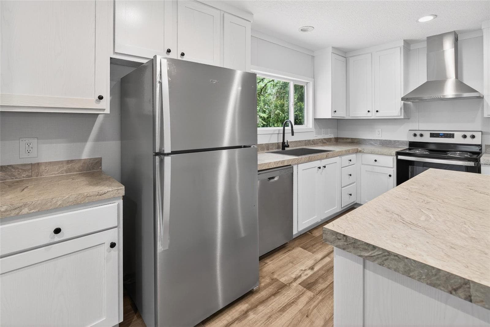 Manufactured Home at 17475 TAVERN RD, BROOKSVILLE, photo 12 of 32