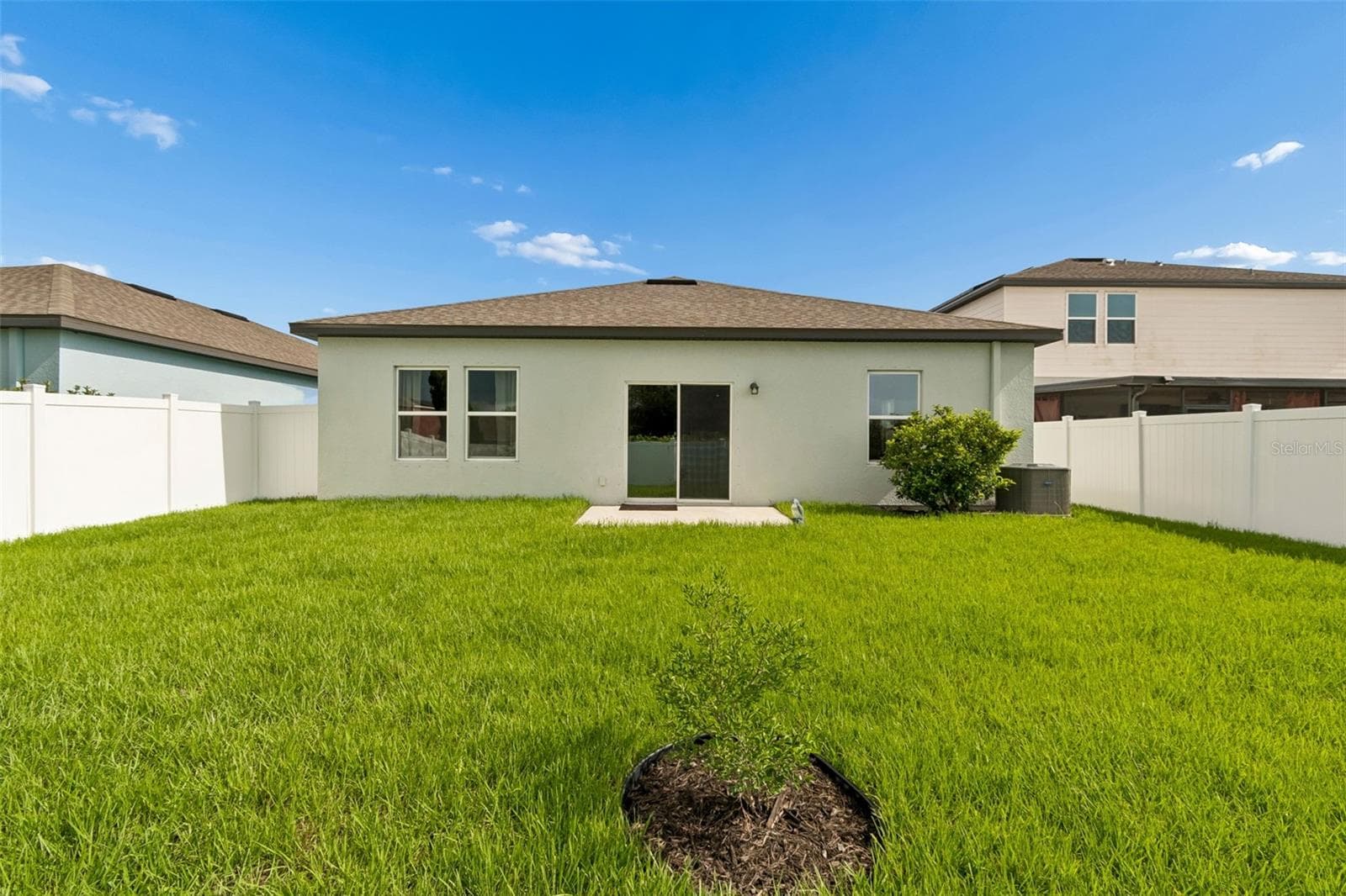 Backyard featuring lush lawn. - 1261 ANCHOR BEND DR, RUSKIN