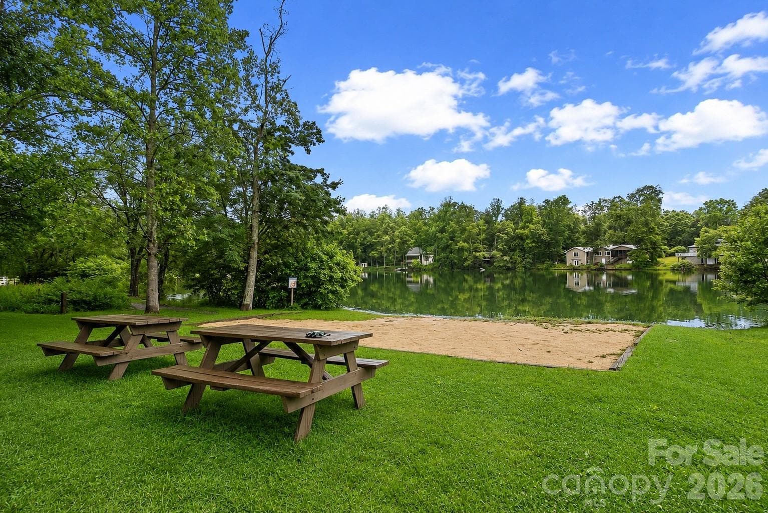 Beechwood lakes beach area with beautiful lake! Bring your paddleboard! - 4 Beechwood Lakes Drive, Hendersonville