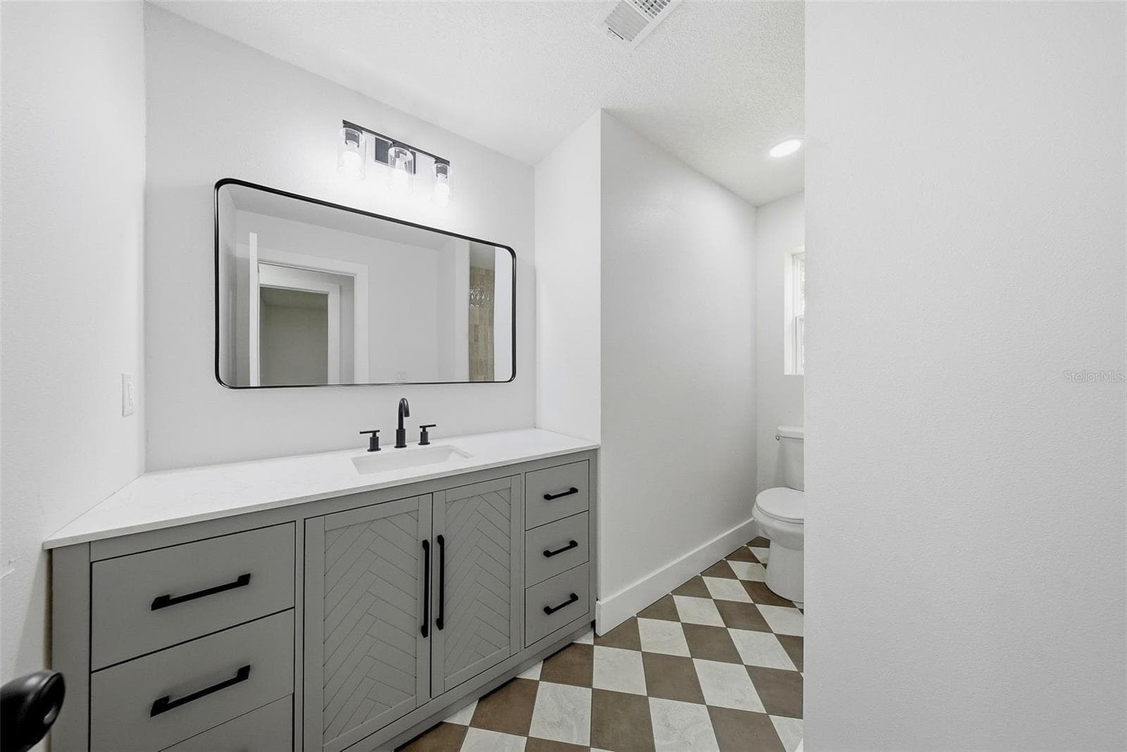 Guest Bathroom - 2104 DOEFIELD CT, VALRICO