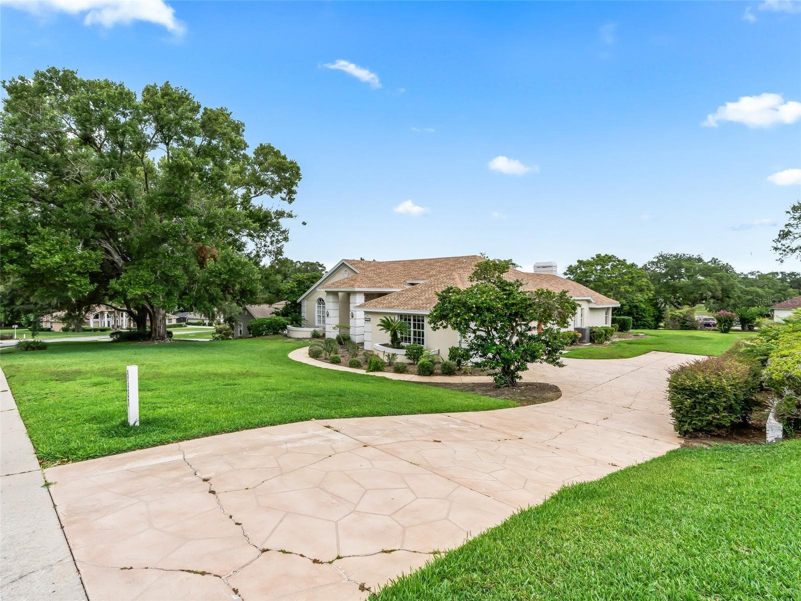 Long private driveway - 5321 GREENS DR, LADY LAKE