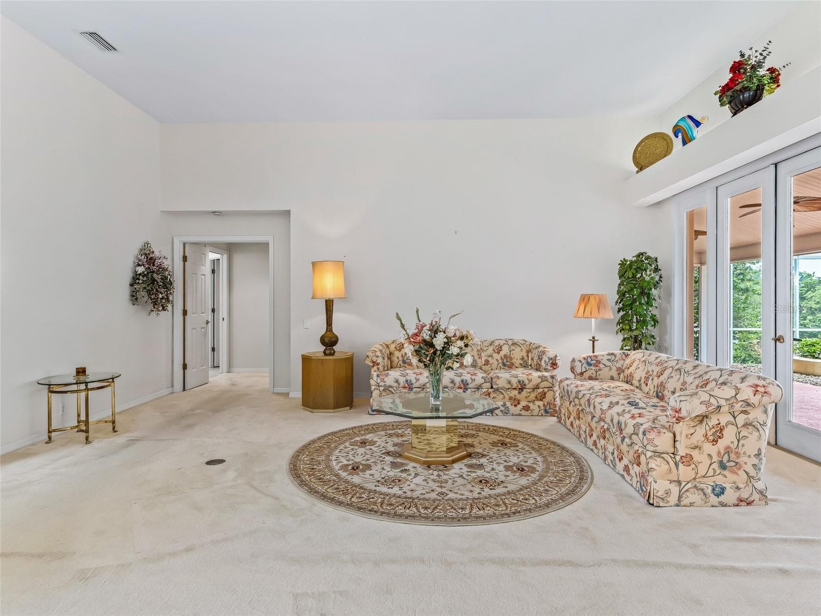 Shelf over doors adds interest to the living room - 5321 GREENS DR, LADY LAKE