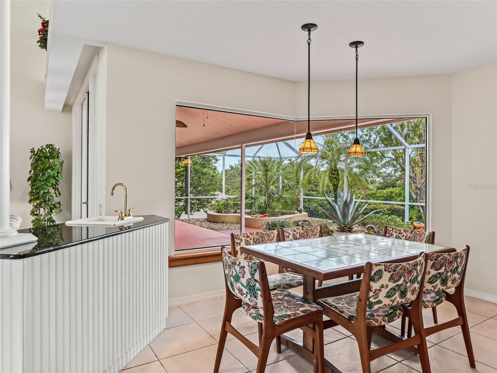 Great Eat In area with wonderful window - 5321 GREENS DR, LADY LAKE
