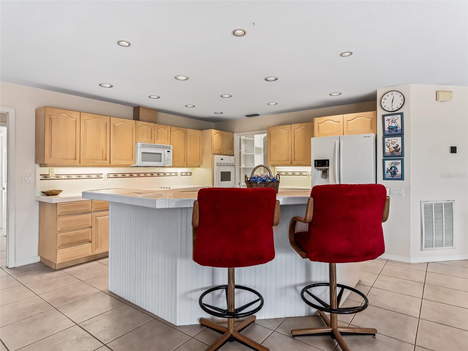 Overhead and under cabinet lights - 5321 GREENS DR, LADY LAKE