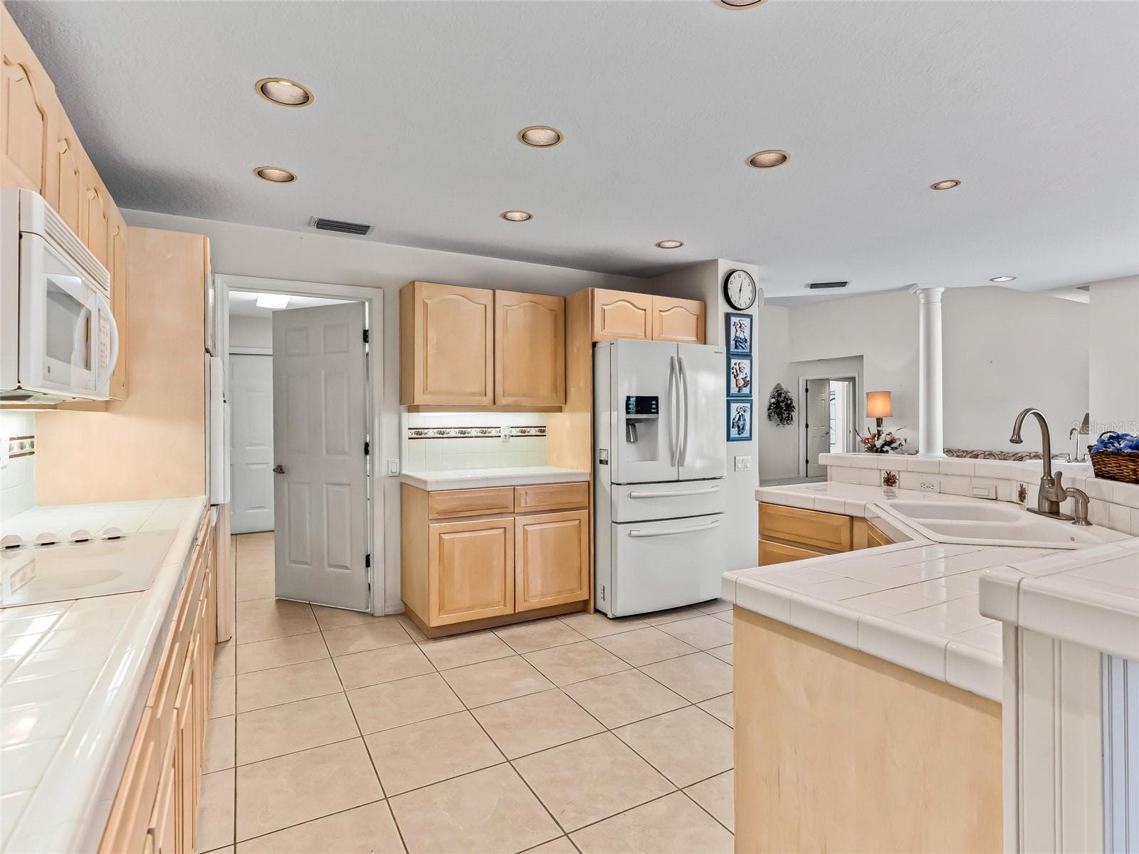 Tile floor for ez cleaning - 5321 GREENS DR, LADY LAKE