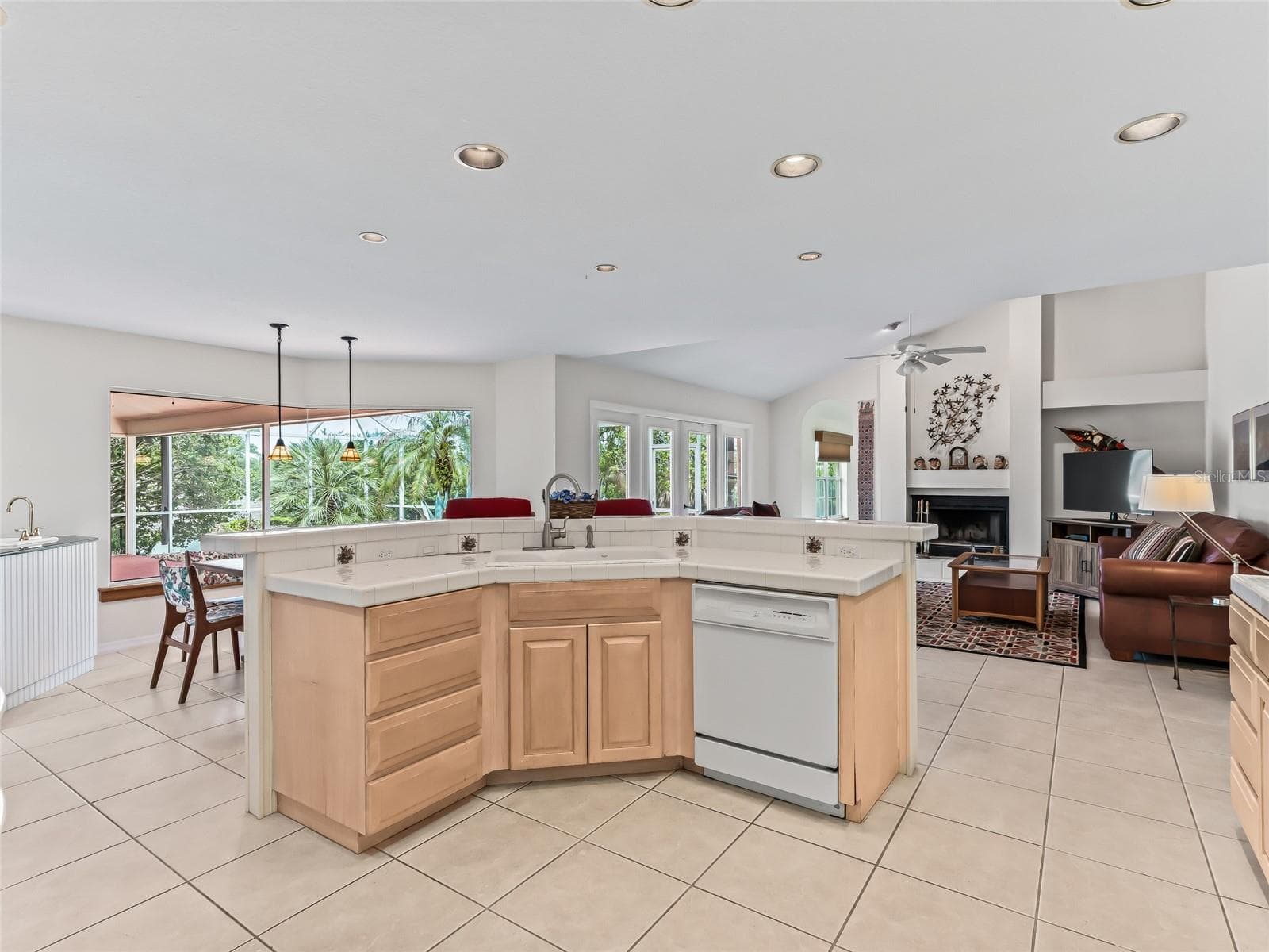 Kitchen island - 5321 GREENS DR, LADY LAKE