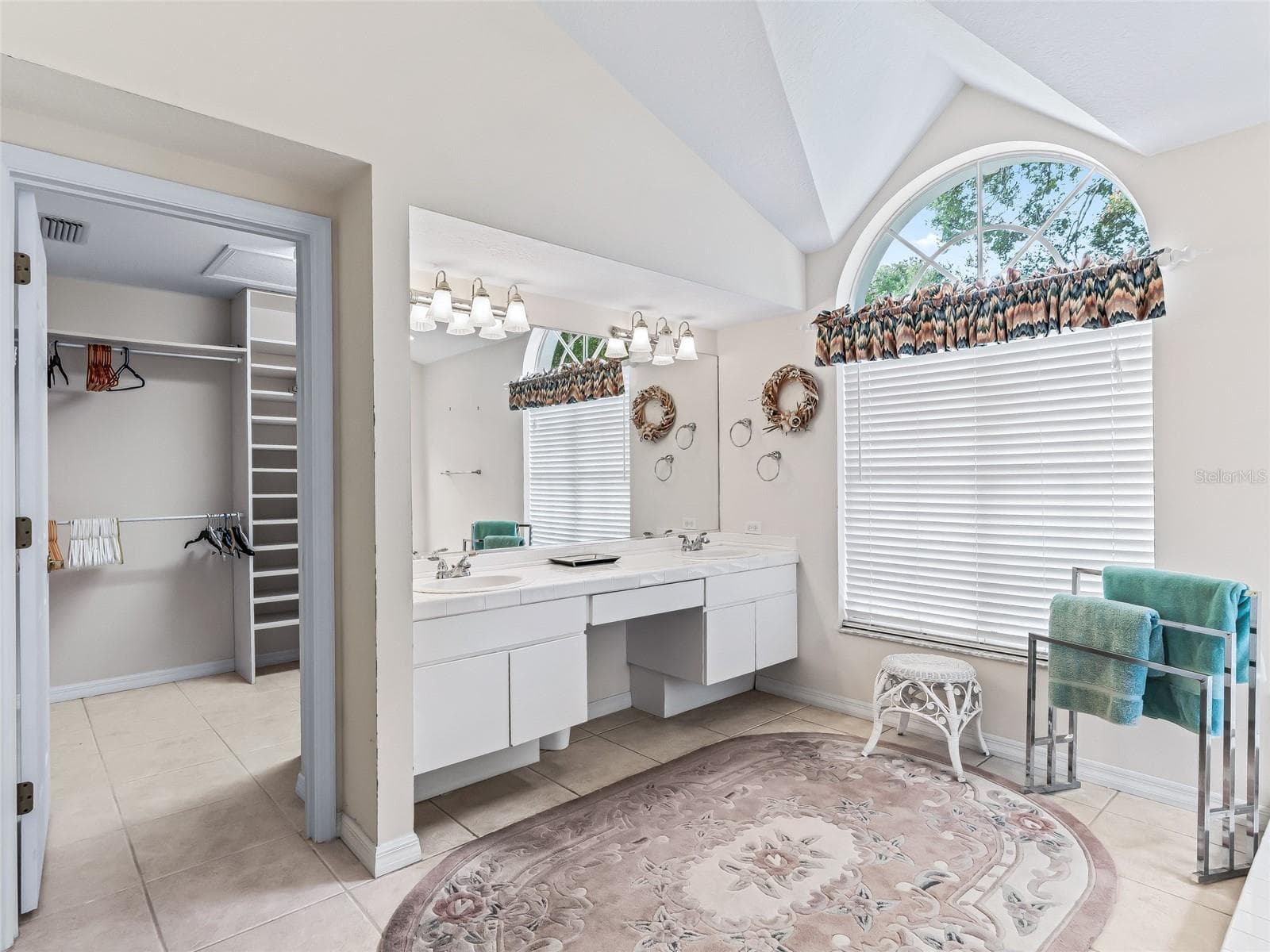 Primary bath has arched window - 5321 GREENS DR, LADY LAKE