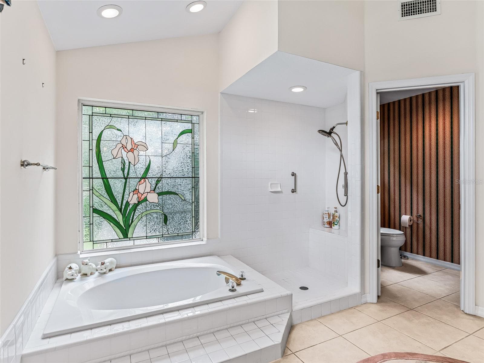 Seperate tub and shower in Primary bath - 5321 GREENS DR, LADY LAKE