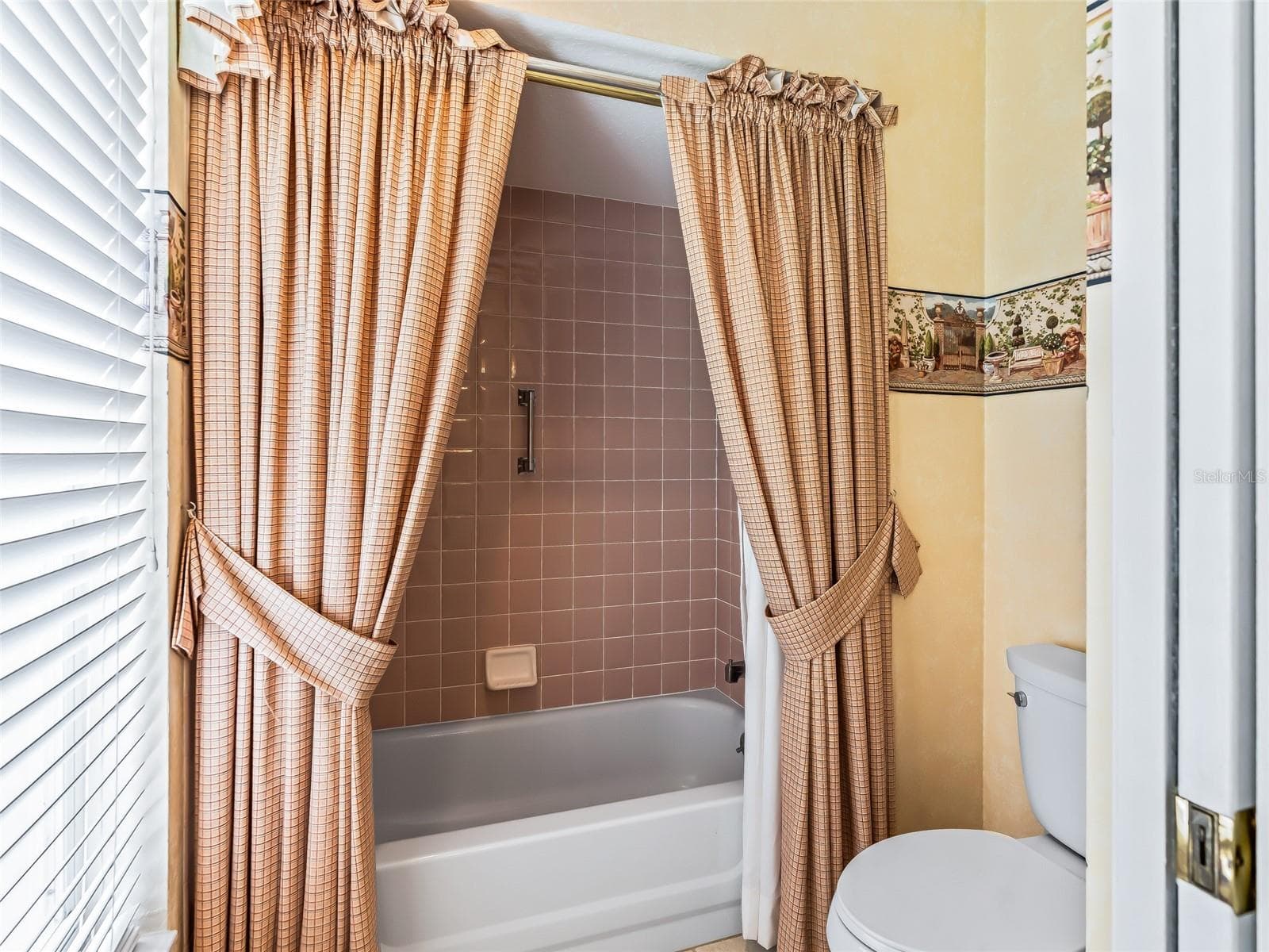 2nd Full bath with tub and shower - 5321 GREENS DR, LADY LAKE