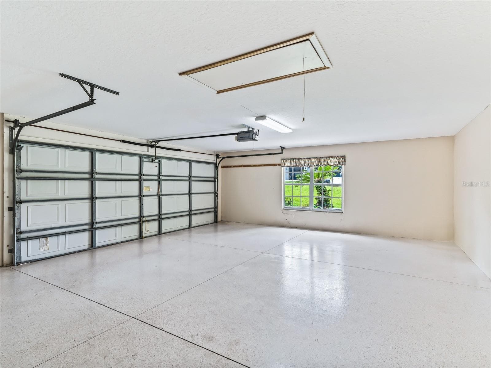 Large garage - 5321 GREENS DR, LADY LAKE