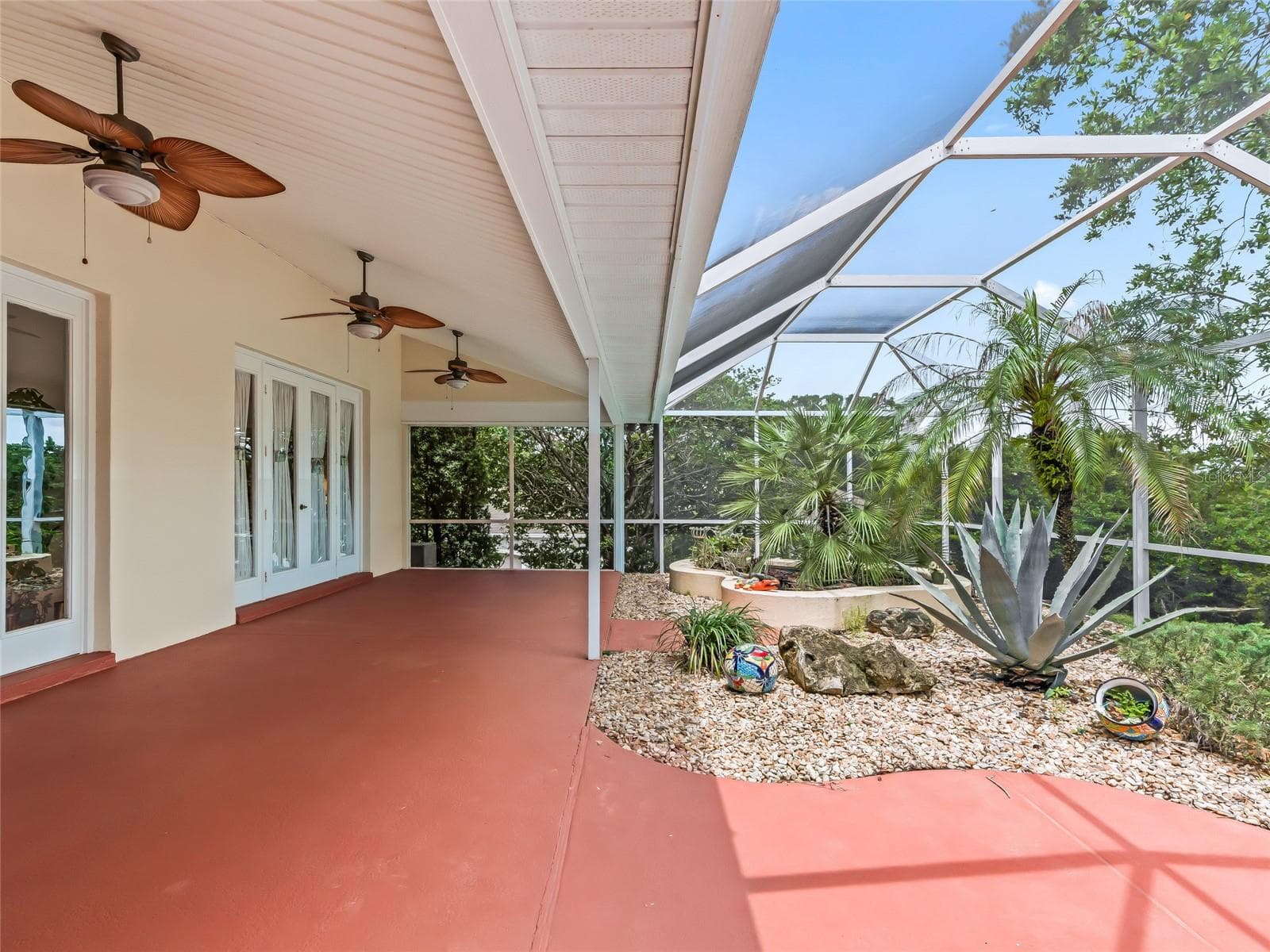 Screened in Lanai is perfect for sitting out - 5321 GREENS DR, LADY LAKE