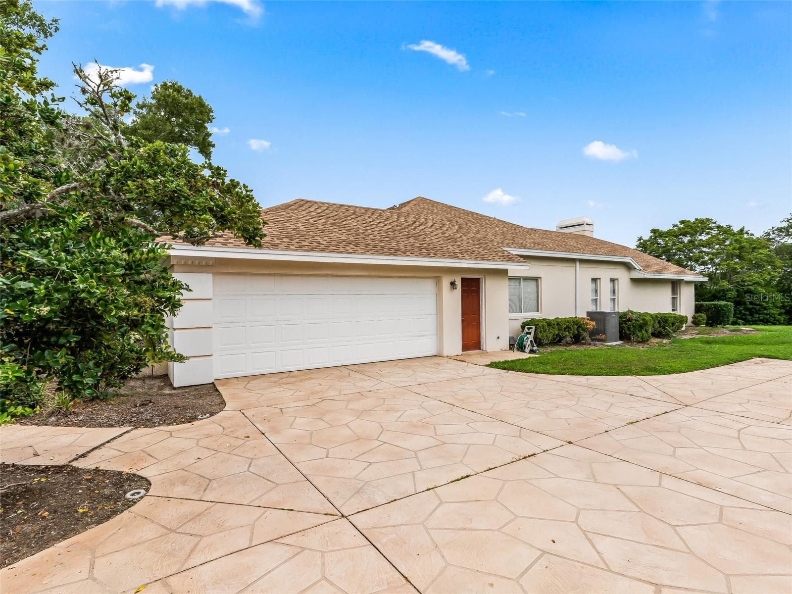 Garage with side door - 5321 GREENS DR, LADY LAKE