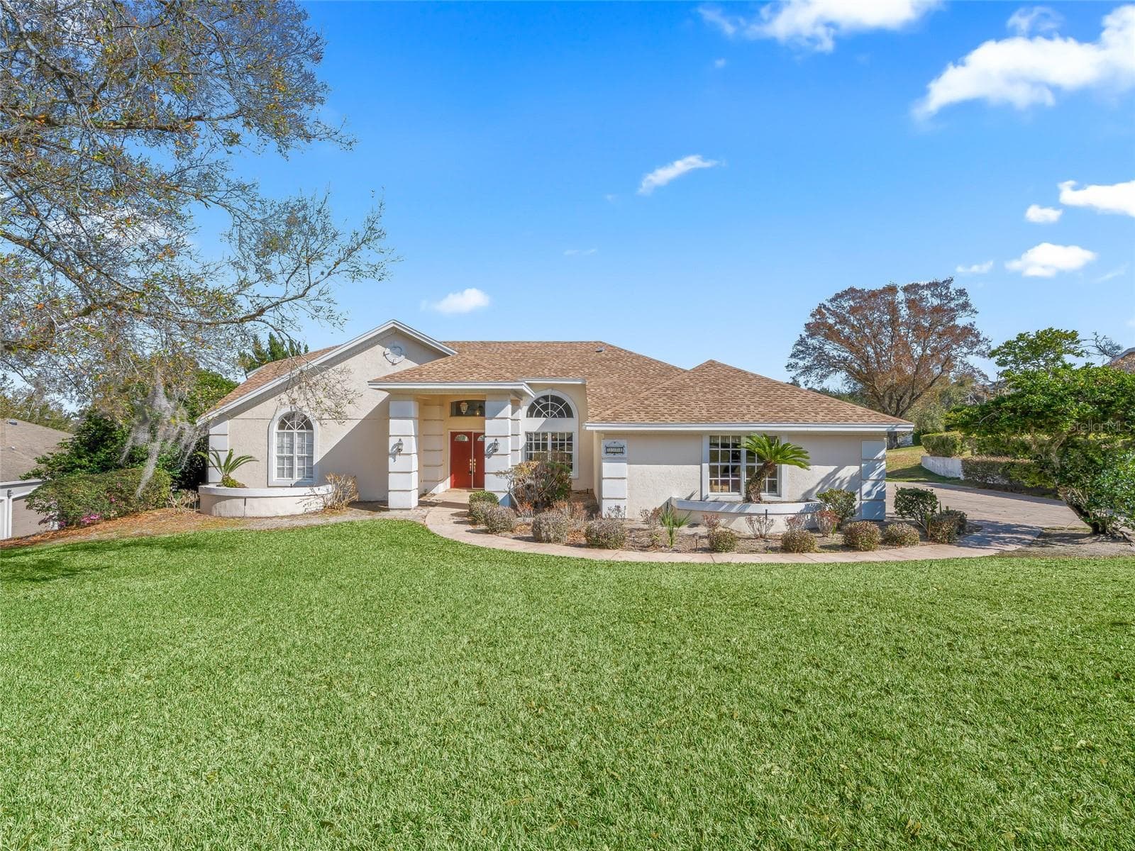 Front of the home - 5321 GREENS DR, LADY LAKE