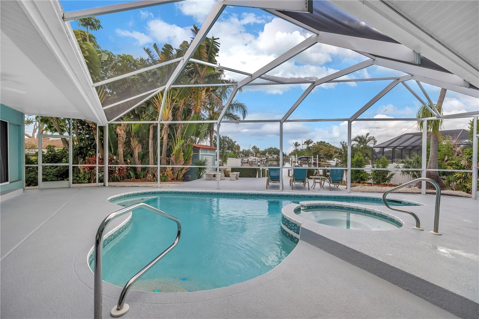 Free Form Pool and Spa Overlooking water. - 4911 PALMETTO POINT DR, PALMETTO