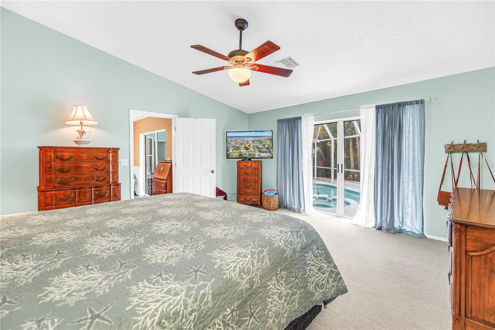 Primary Bedroom with Ensuit and Walk in Closet. - 4911 PALMETTO POINT DR, PALMETTO
