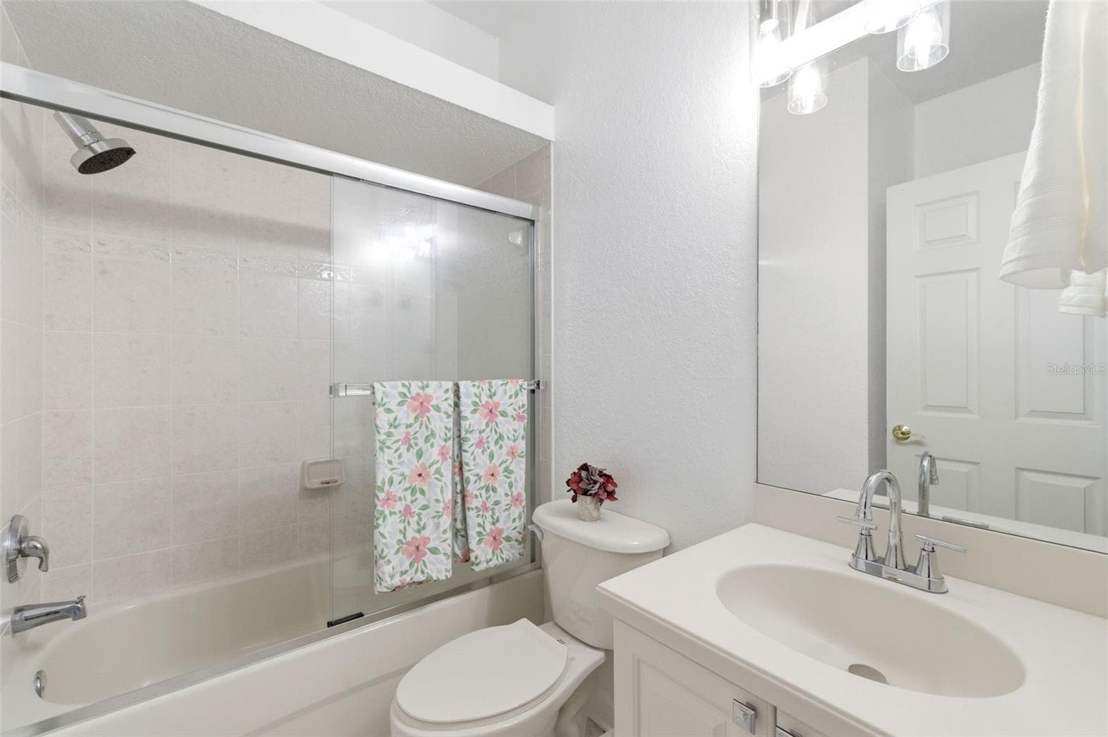 Full bath on main living (second level)-ensuite but also has access for guests with separate door - 117 BRENT CIR, OLDSMAR