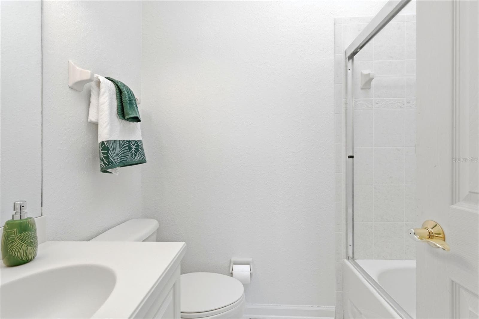 Ensuite bath that has a sky light letting in so much natural light - 117 BRENT CIR, OLDSMAR