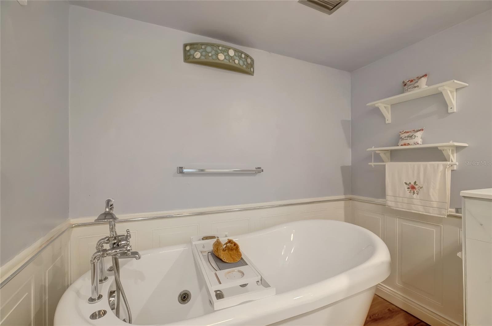 Main Bath - 1581 GULF BLVD #302N, CLEARWATER BEACH