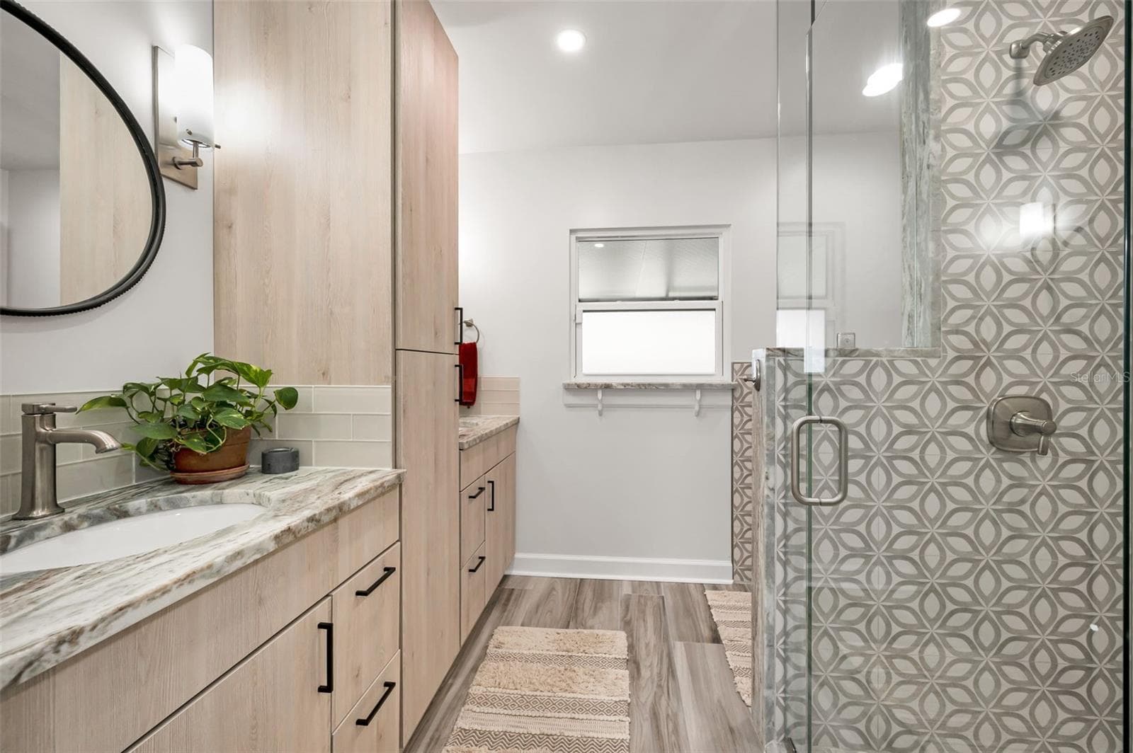 Beautiful Full Guest Bath - 1620 SEA BREEZE DR, TARPON SPRINGS