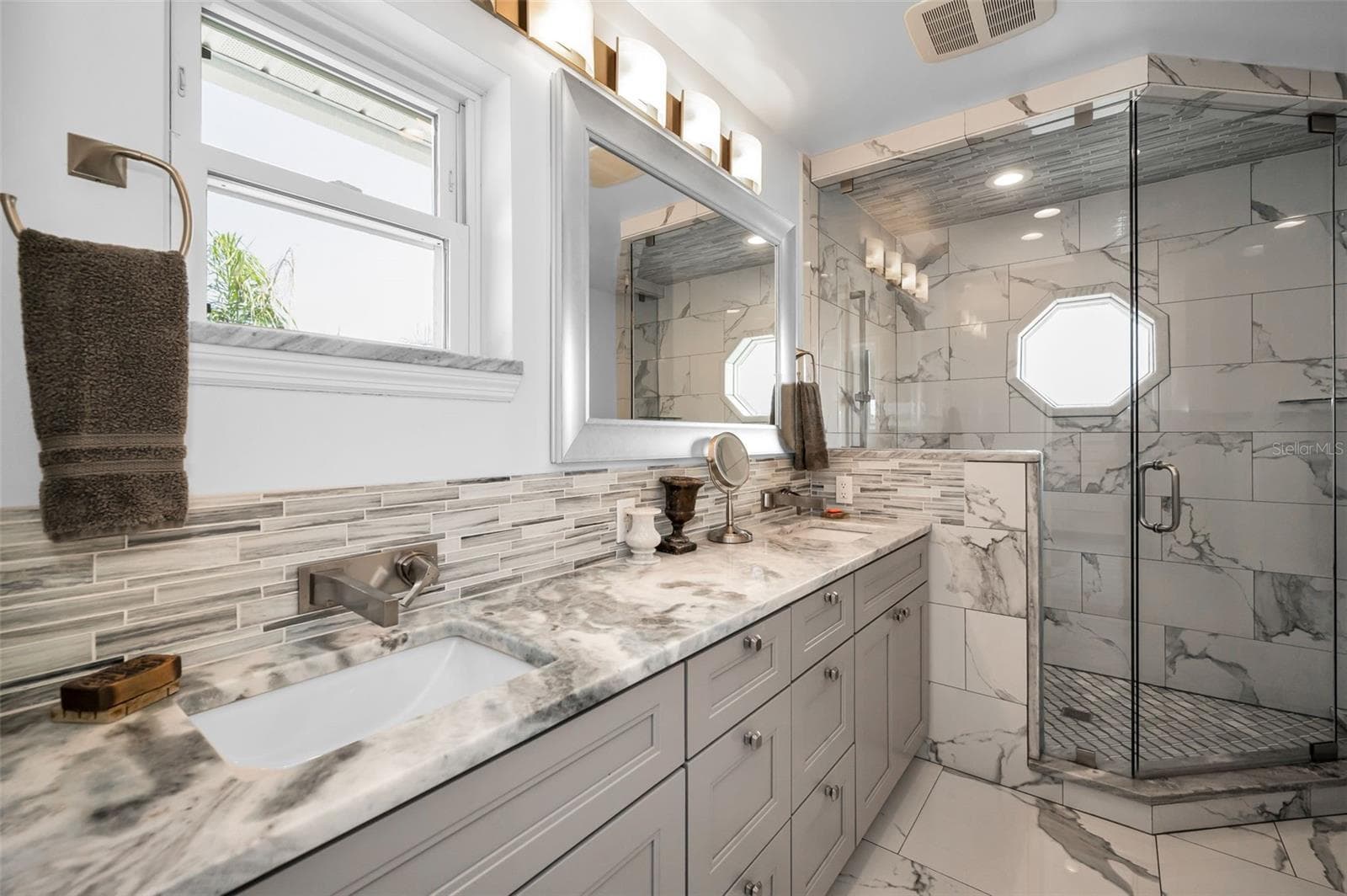 Duel. sinks, walk-in shower - 1620 SEA BREEZE DR, TARPON SPRINGS