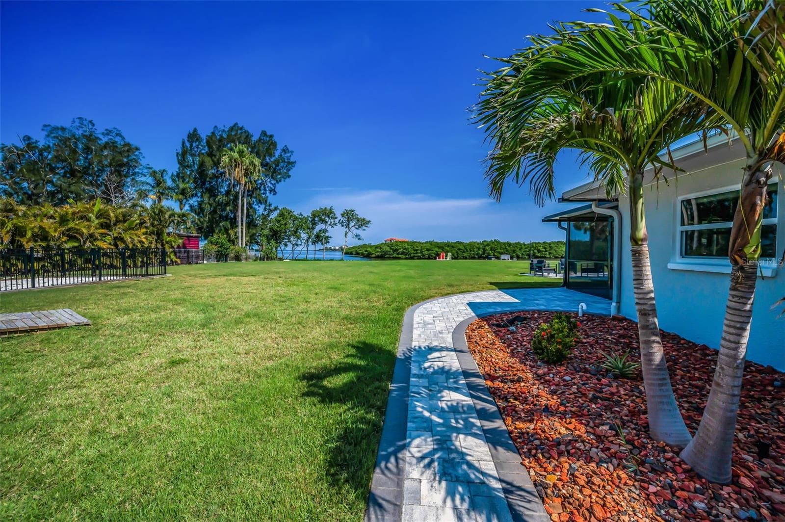 Fully Fenced in Back Yard with Black aluminum fencing - 1620 SEA BREEZE DR, TARPON SPRINGS
