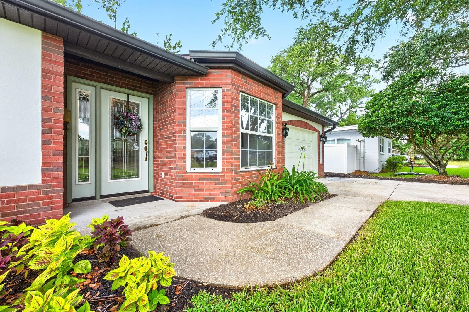 Situated on an OVERSIZED LOT with NO HOA, this single-story home offers WONDERFUL CURB APPEAL with its gorgeous REFRESHED LANDSCAPING (2026) and classic brick-front exterior. - 2706 HARGILL DR, ORLANDO