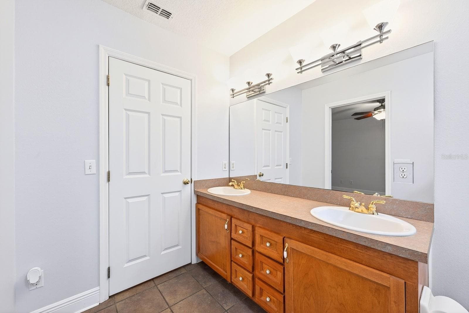 The Primary EN SUITE BATH is complete with dual sinks and a NEWLY UPDATED JETTED TUB WITH SHOWER (2026). - 2706 HARGILL DR, ORLANDO