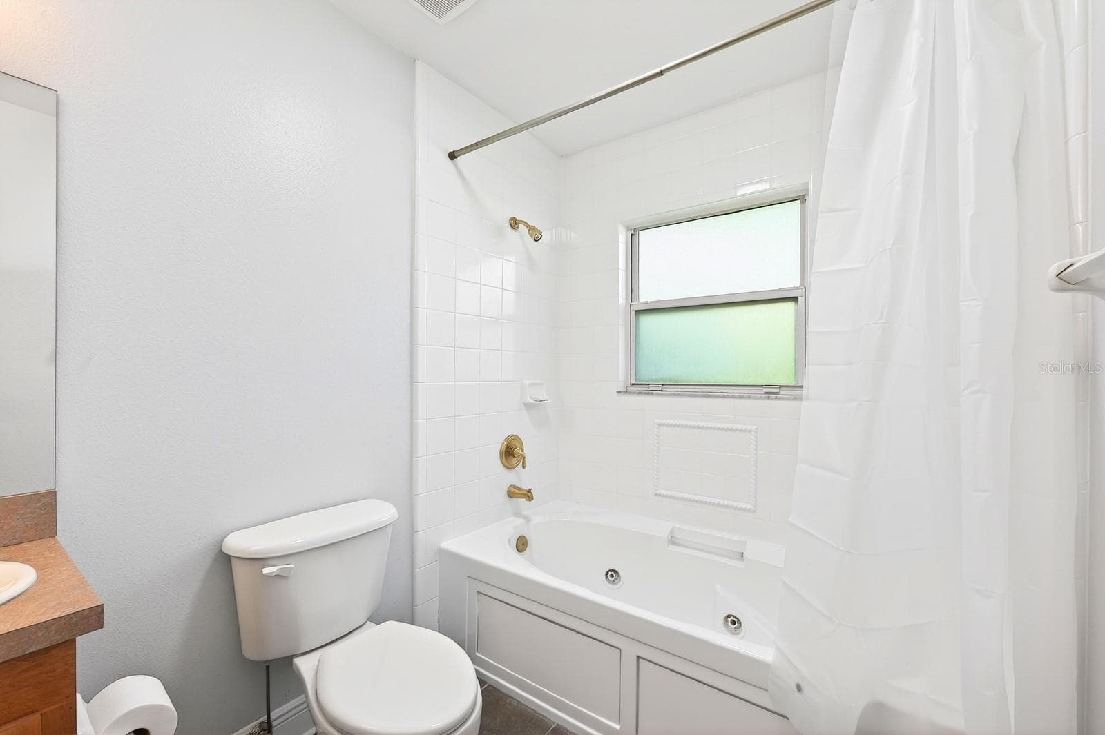The Primary EN SUITE BATH is complete with dual sinks and a NEWLY UPDATED JETTED TUB WITH SHOWER (2026). - 2706 HARGILL DR, ORLANDO