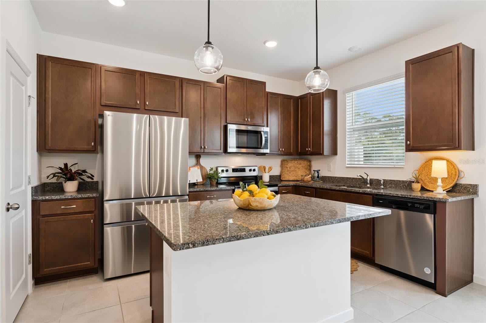 Kitchen with Island - 1070 SPRING PALMS LOOP, ORLANDO