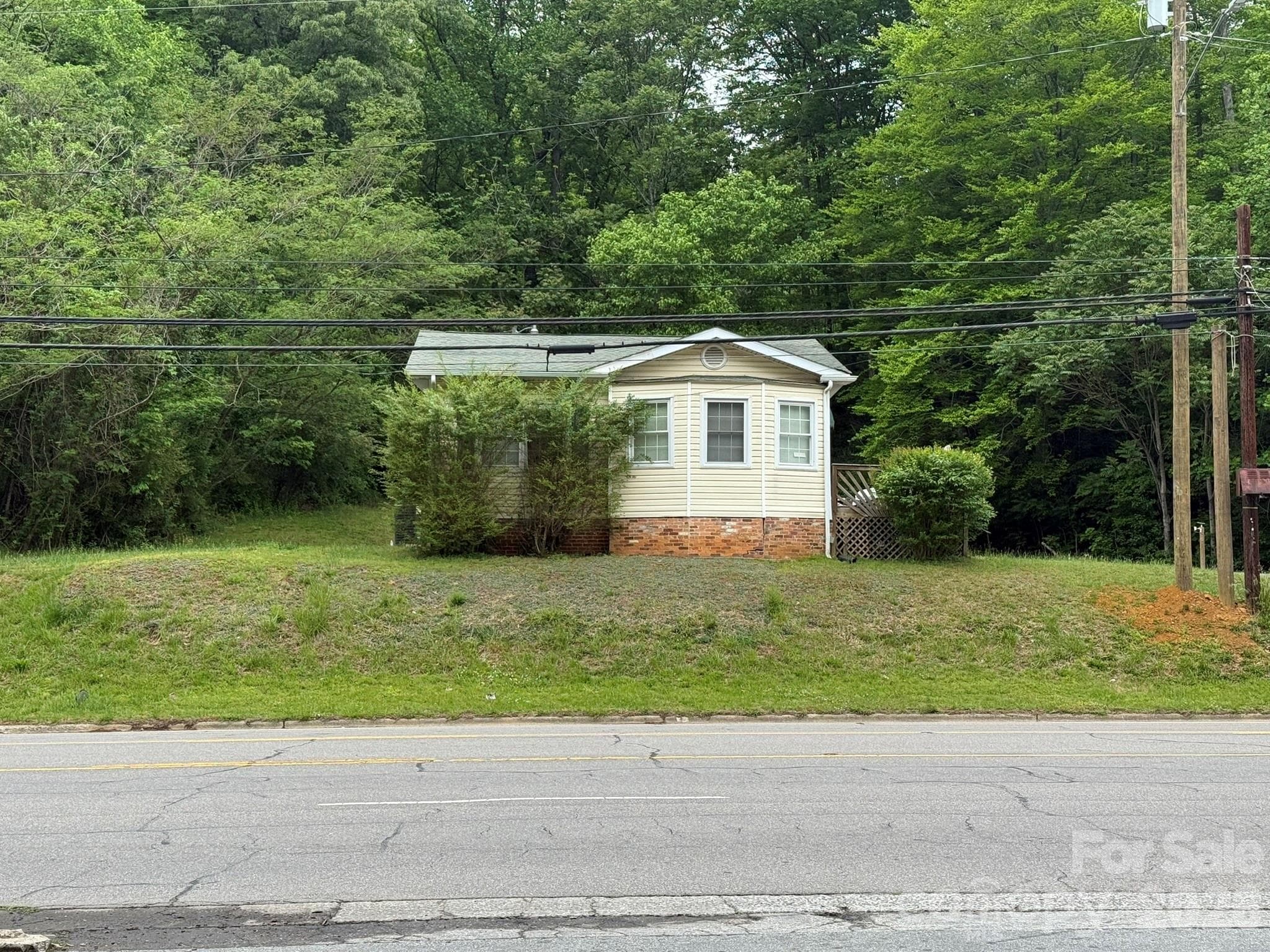 Single Family Residence at 880 N Main Street, Marion, photo 4 of 47