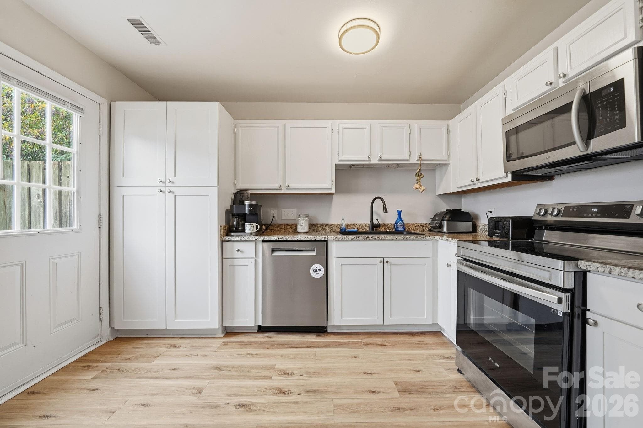 Townhouse at 5918 Crape Myrtle Lane, Charlotte, photo 2 of 28