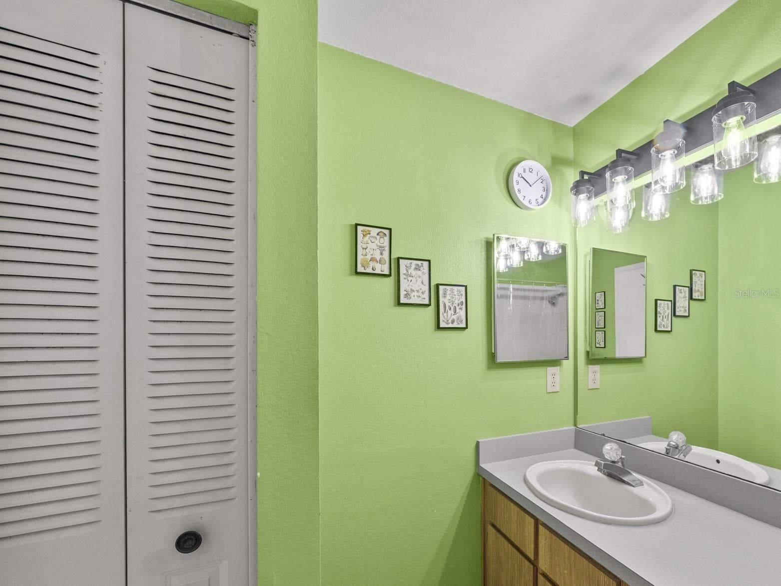 Primary bathroom with vanity and great storage. - 8601 TWIN FARMS PL, TAMPA