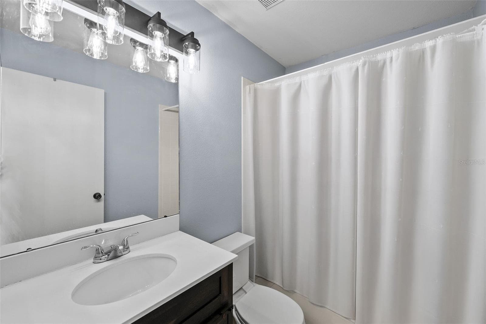 Secondary bathroom with fresh paint. - 8601 TWIN FARMS PL, TAMPA