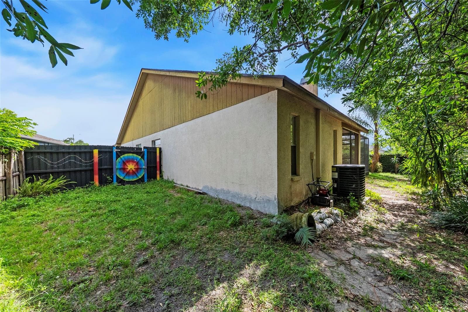 Side yard with fenced area and room for outdoor use. - 8601 TWIN FARMS PL, TAMPA