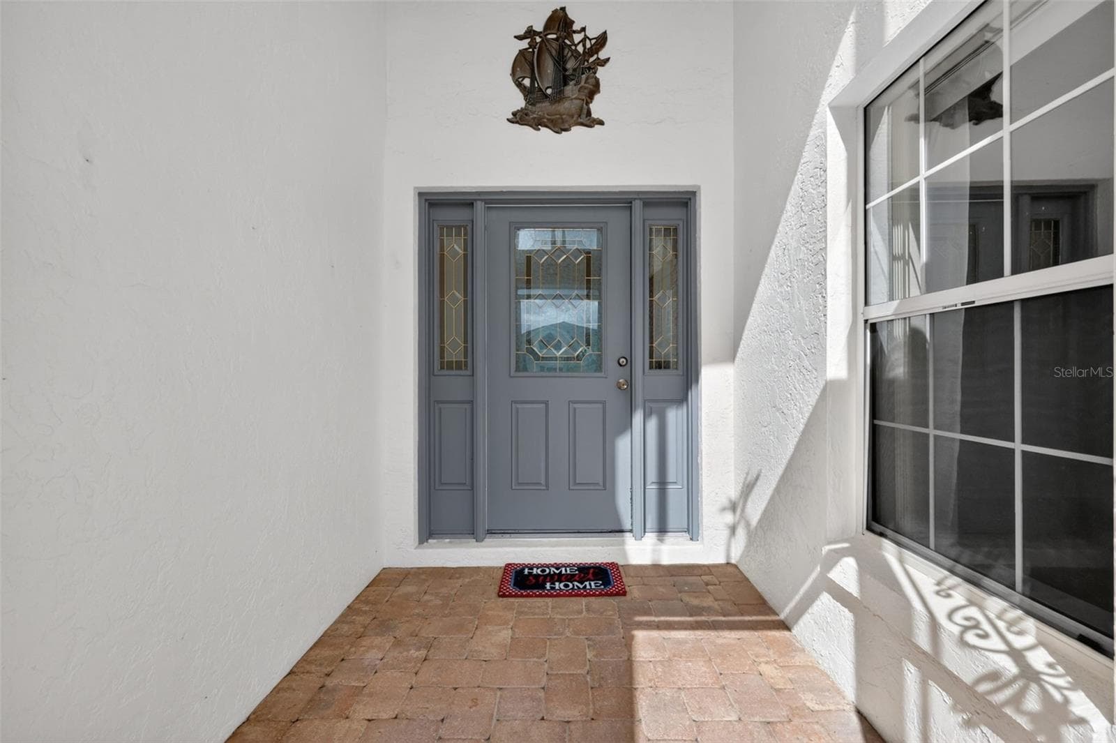 Welcoming enclosed entry way. - 17808 SE 115TH CT, SUMMERFIELD