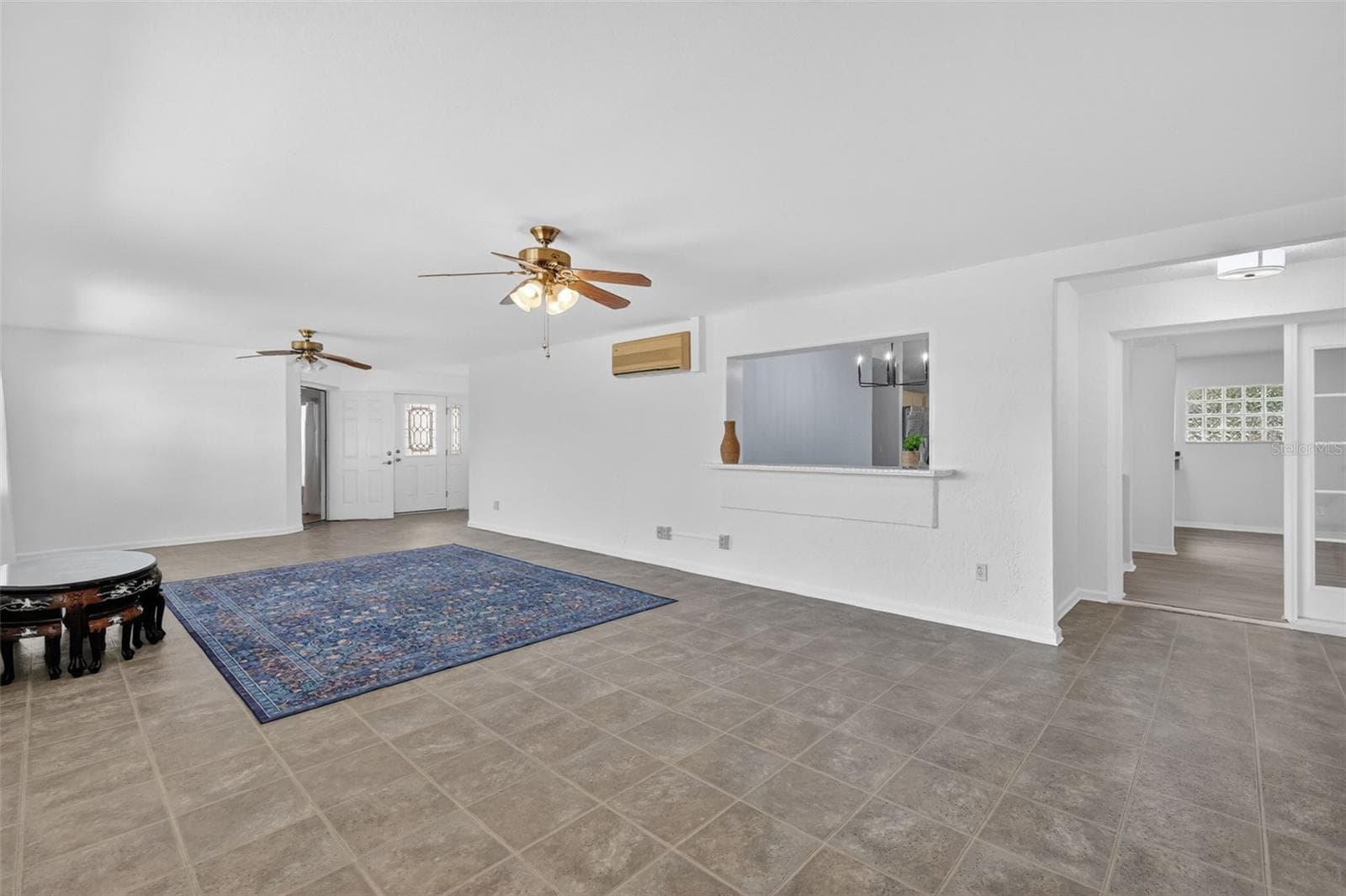 Convenient pass-through window makes entertaining guests easy and enjoyable. - 17808 SE 115TH CT, SUMMERFIELD