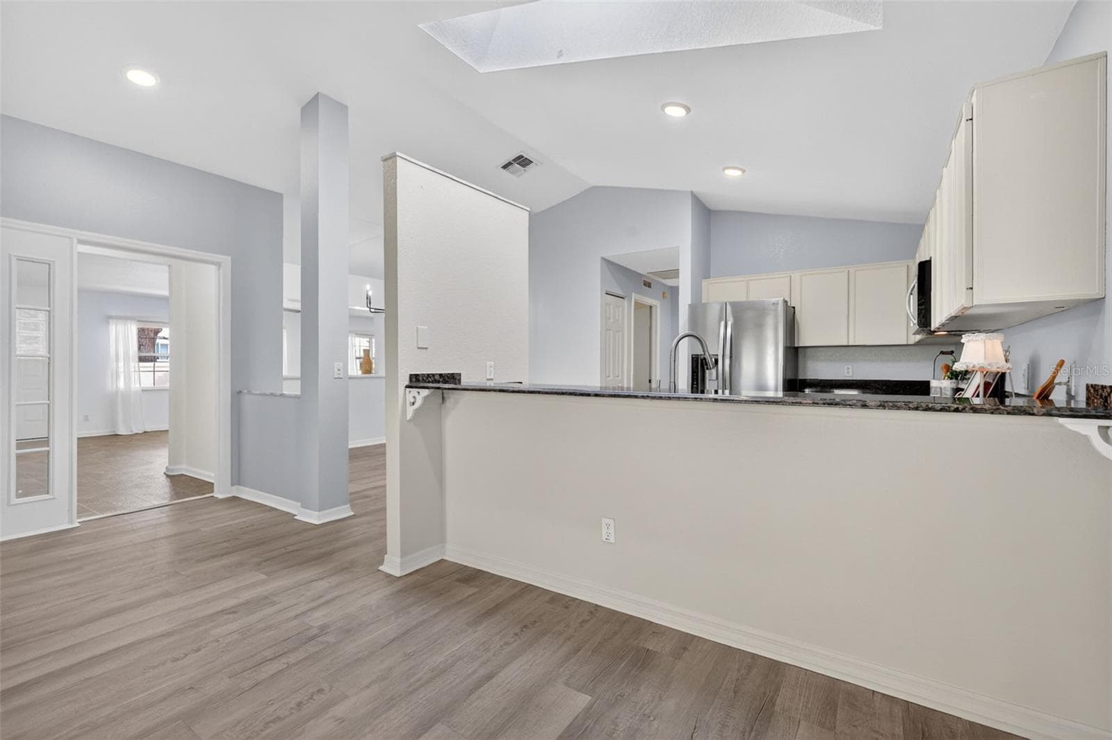 Breakfast bar to enjoy your morning coffee. - 17808 SE 115TH CT, SUMMERFIELD